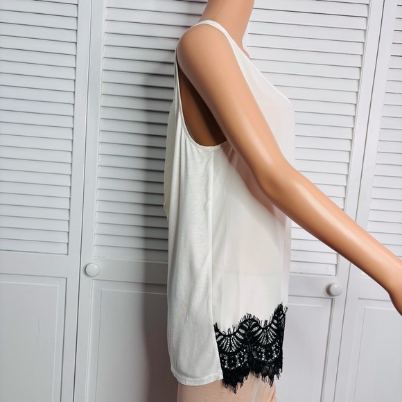 2/$25 EXPRESS White Sleeveless Lightweight Polyester Blouse Size Large - Picture 4 of 7